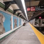 Собаки из мозаики в метро Нью-Йорка