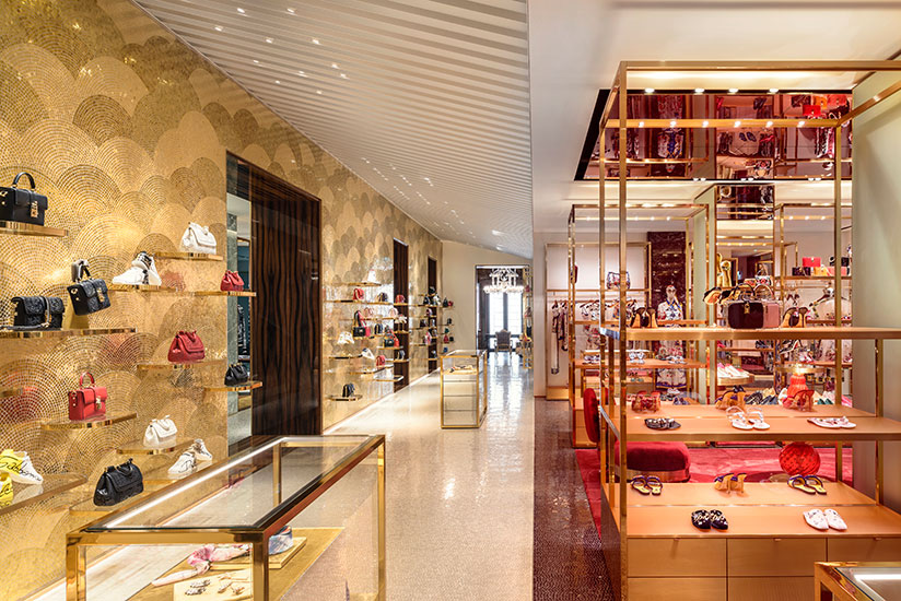 золотая мозаика в бутике Dolce & Gabbana