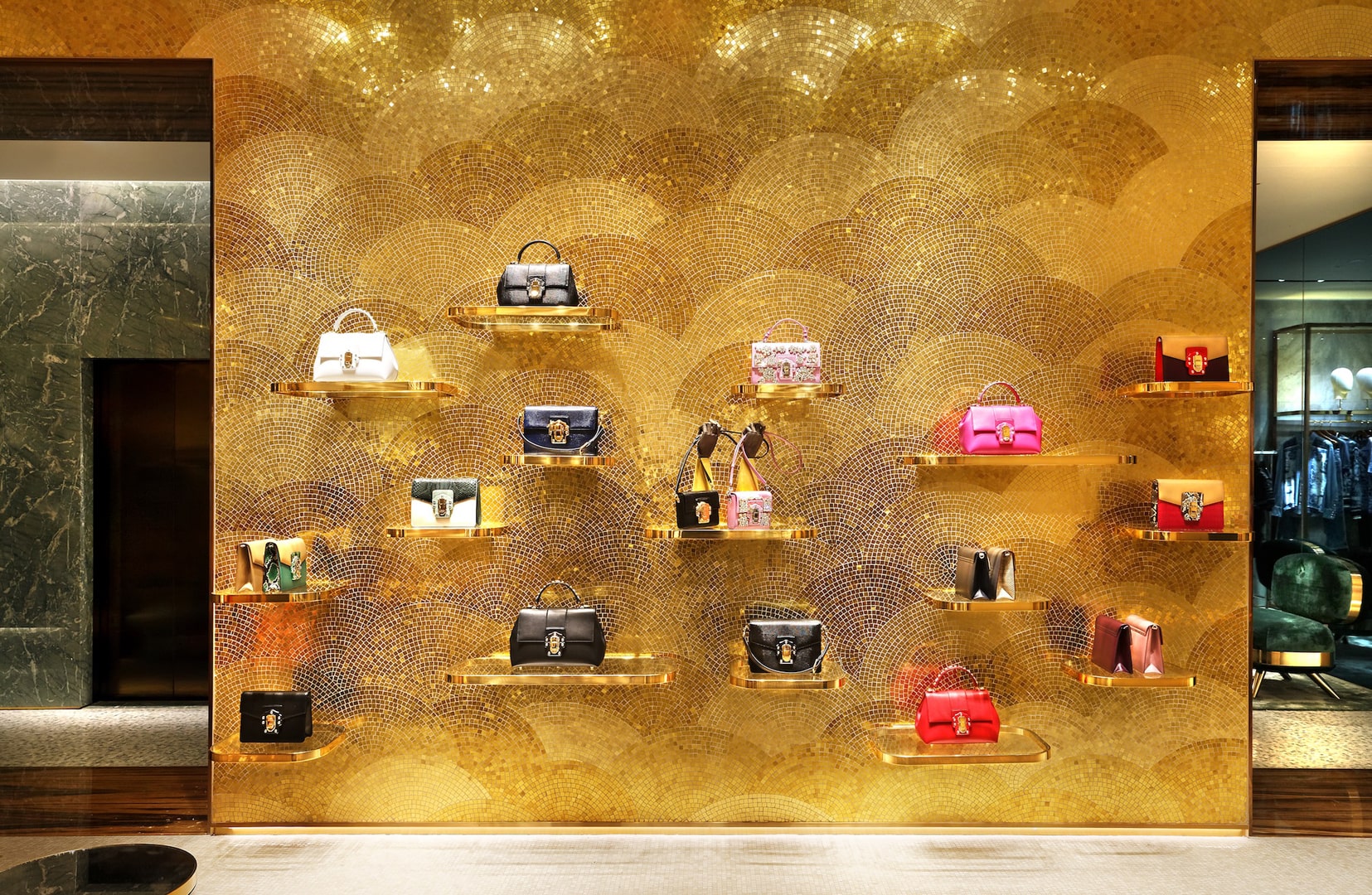 золотая мозаика в бутике Dolce & Gabbana 3